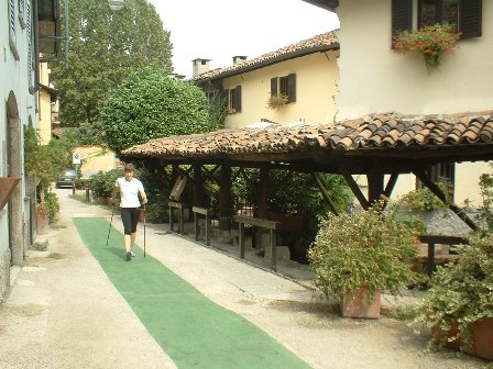 B_Giuliana_e_nordic_walking_al_Vicolo_Lavandai