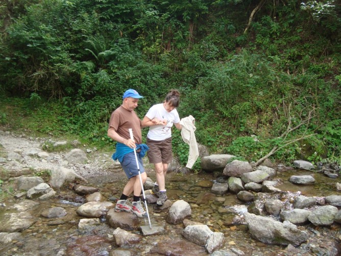 Giuliana_aiuta_Maurizio__a_guadare_il_torrente